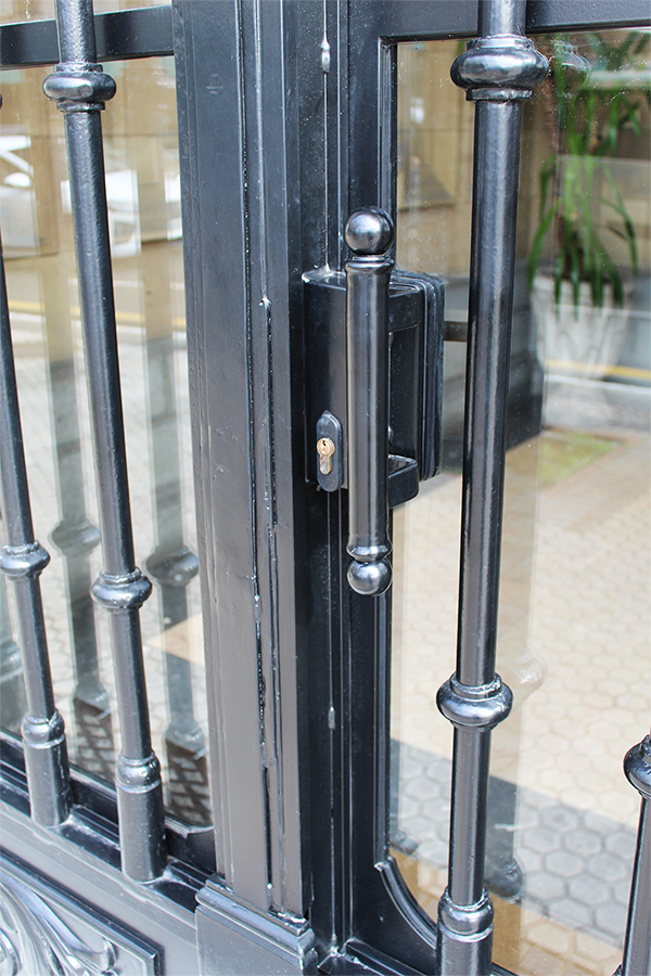 puerta_restaurada_en_paseo_colon_2_cerradura_manilla.jpg