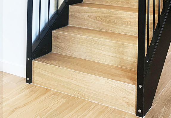 escaleras_metalicas_con_escalones_de_baldosa_ceramica_de_italia.jpg