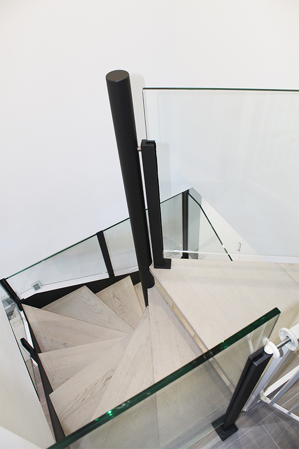 escaleras_interiores_con_barandillas_de_vidrio_en_donostia_san_sebastian.jpg
