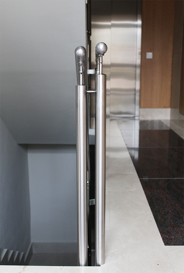 barandillas_de_acero_inox_con_pies_rectos_tubulares_y_accesorios_de_sujecion_de_vidrio_44.jpg