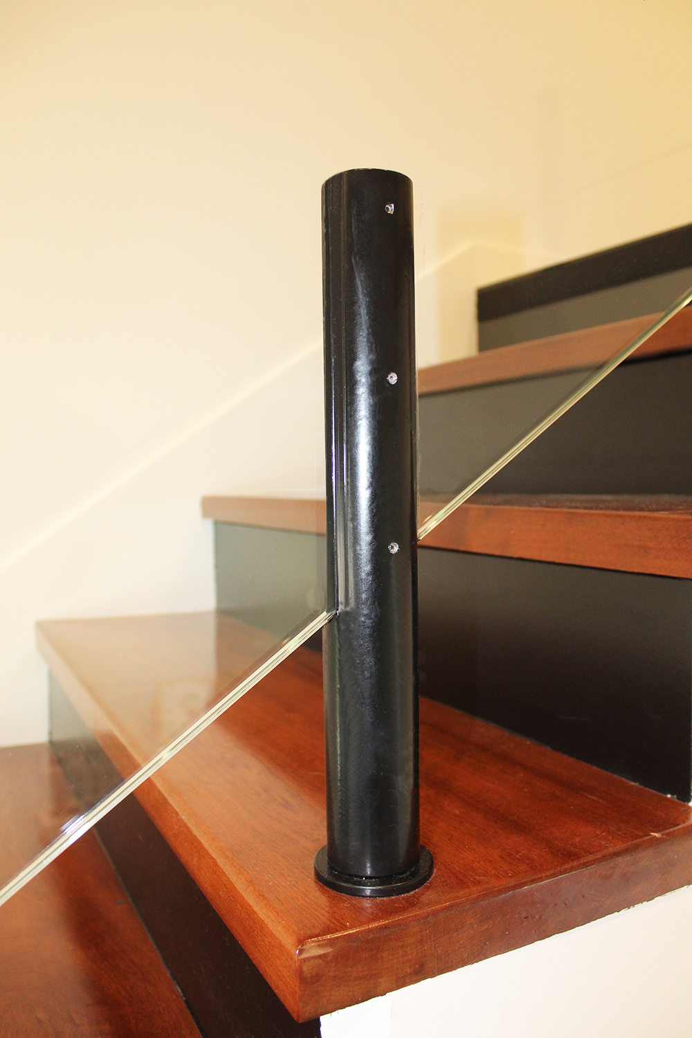 pinza_de_acero_en_color_negro_mate_para_colocacion_de_barandilla_de_vidrio.jpg