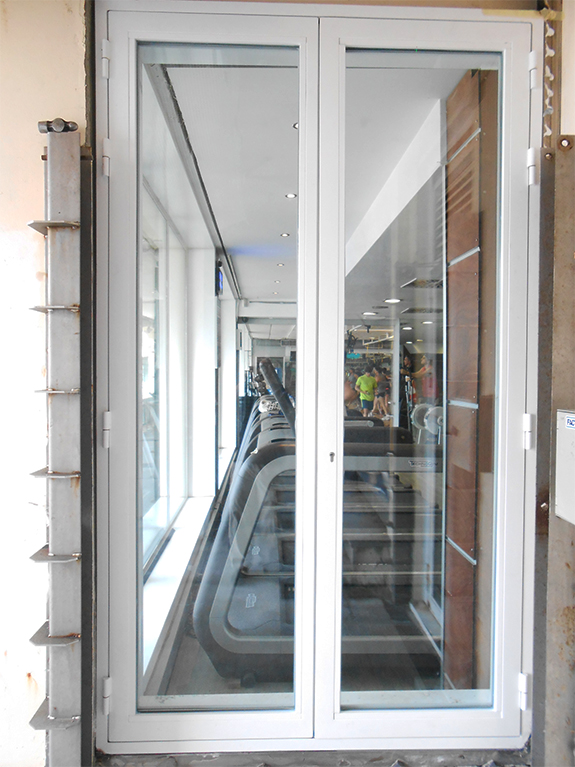 puerta_de_salida_de_emergencia_del_gimnasio_la_perla_de_san_sebastian_donostia.jpg