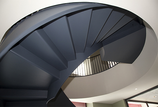 estructura_de_acero_para_escalera_de_interior_en_leon_para_la_caja_laboral.jpg