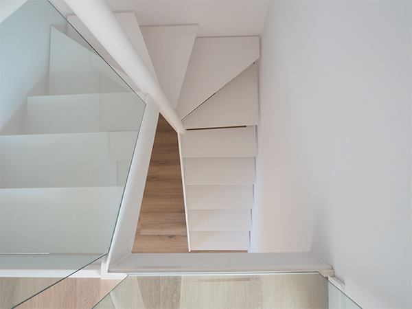 escalera_para_espacio_reducido_a_medida_en_donostia_san_sebastian.jpg