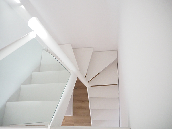 escalera_metalica_lacada_en_blanco_con_barandilla_de_vidrio_en_donostia.jpg