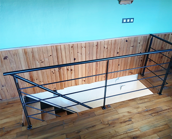 escalera_en_erandio_con_barandilla_metalica_en_color_negro_ral_9005_mate_de_ibarkalde.jpg