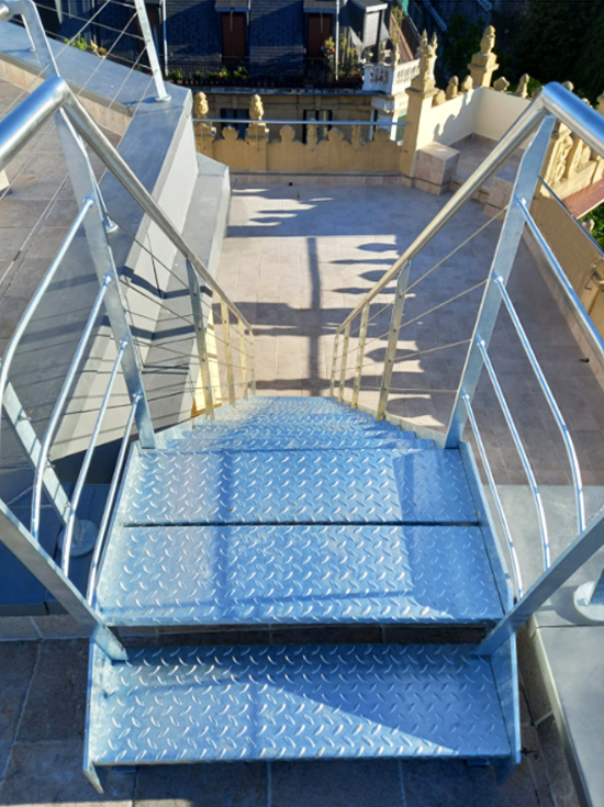 escaleras_metalicas_para_exteriores_en_san_sebastian_donostia_chapa_lagrimada.jpg