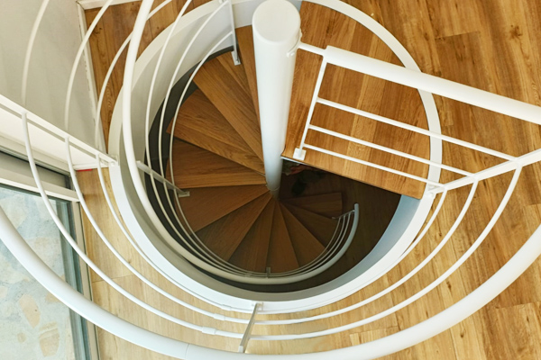 escaleras_helicoidales_para_espacio_reducido_poste_tubular_lacado_en_color_blanco.jpg