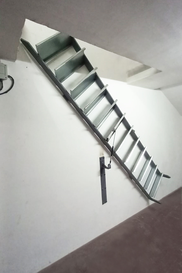 escalera_lateral_abatible_para_garaje.jpg