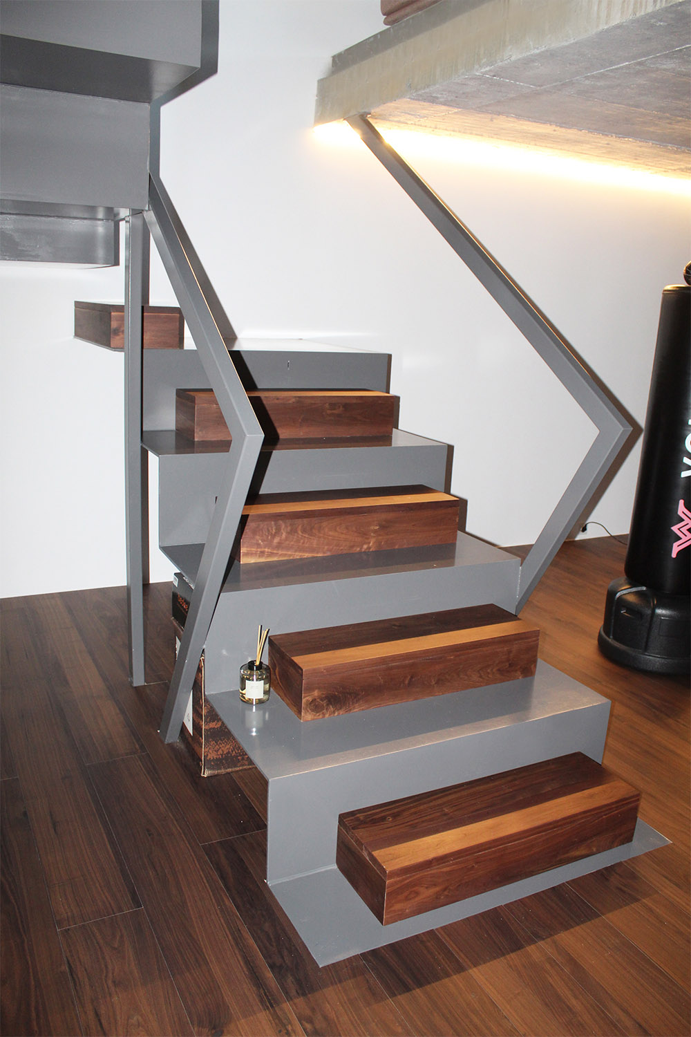 fotografias_de_escaleras_interiores_de_chapa_continua_de_acero_al_carbono_de_12_mm_de_espesor.jpg