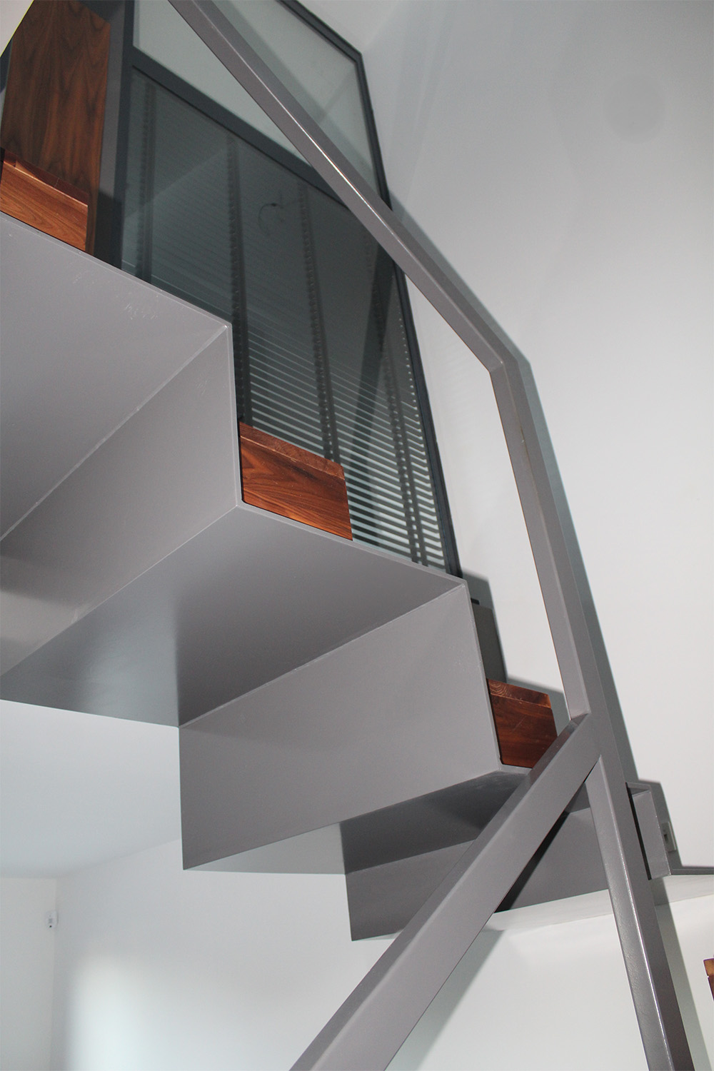 escaleras_de_chapa_plegada_en_acero_con_barandilla_en_irun_gipuzkoa.jpg