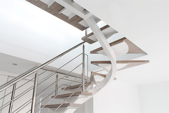 escalera_de_zanca_central_con_diseo_compensado_en_miranda_de_ebro.jpg