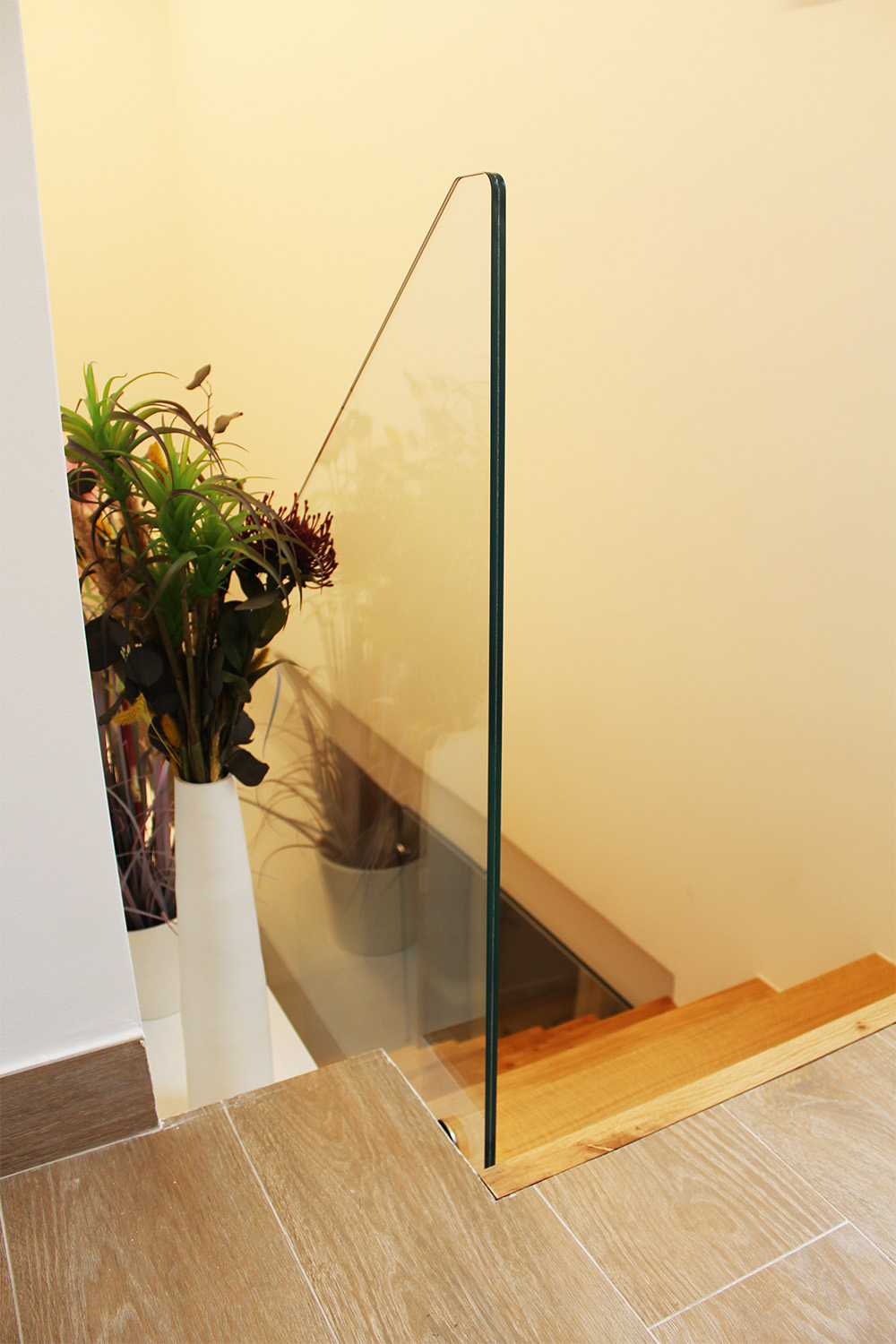 escalera_cantilever_con_barandilal_de_vidrio_en_planta_superior_en_zarautz.jpg