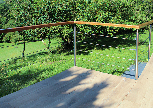 instaladores_de_barandillas_exteriores_con_cable_acero_inoxidable_y_pasamanos_madera.jpg