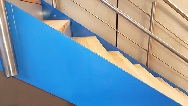 zanca_lateral_lisa_de_acero_en_color_azul_escalera_mungia.jpg