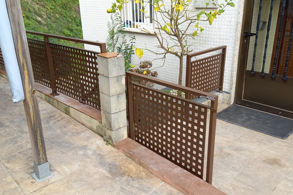 fotografias_y_ejemplos_de_barandillas_en_acero_galvanizado_y_termolacado_en_ral_imitacion_acerocorten.jpg