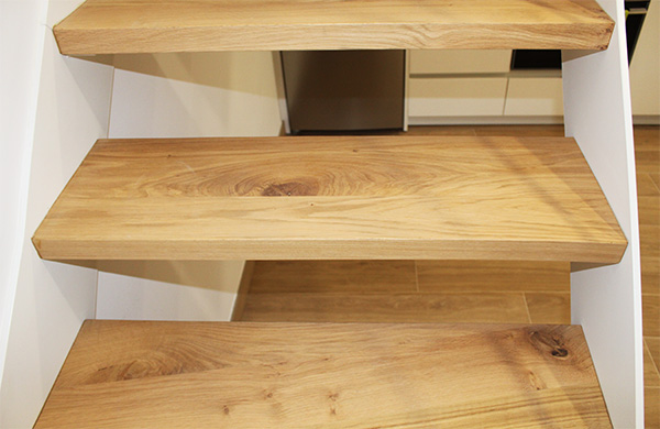 madera_de_roble_rustico_frances_en_escalera_interior_donostia_trintxerpe.jpg