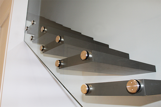 escalera_en_hondarribia_con_pedaos_volados_al_aire_de_ibarkalde.jpg