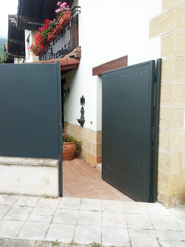 valado_de_ocultacion_de_chapa_lis_con_perforaciones_puerta_incluida_urdiain_navarra.jpg