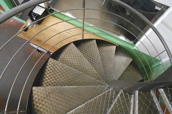 escaleras_con_escalones_de_tramex_antiresbaladizos_en_donostia_san_sebastian_.jpg
