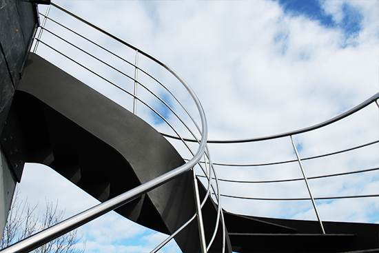 escaleras_con_la_zanca_lateral_curvada_en_san_sebastian_donostia.jpg