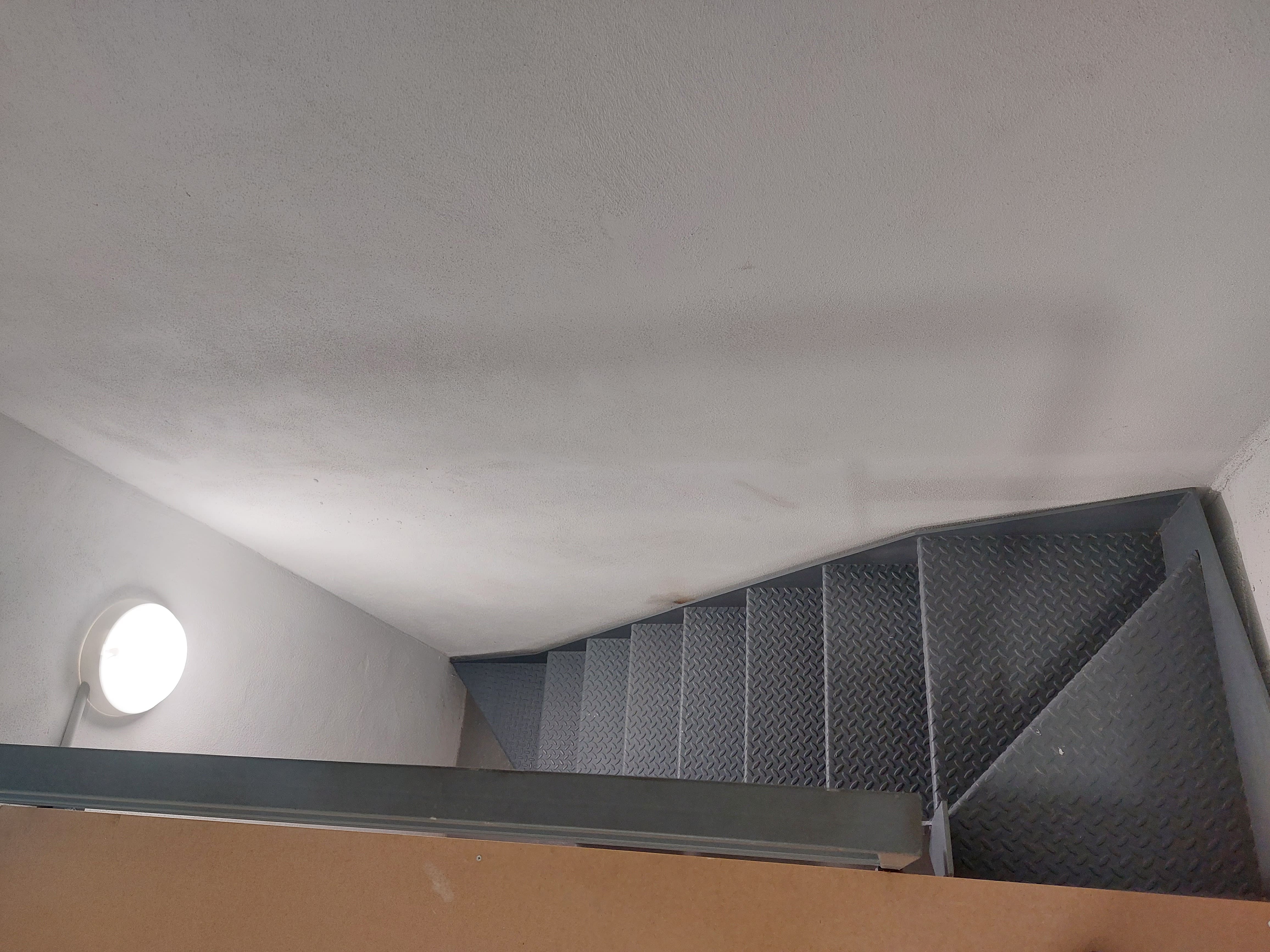 entreplanta_con_escalera_metalica_de_comodo_acceso_en_bilbao_bizkaia.jpg