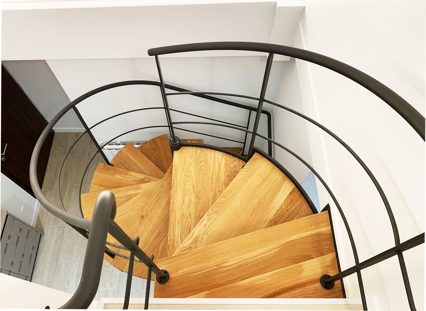 escalera_de_metal_y_madera_con_barandillas_de_acero_en_negro_forja.jpg