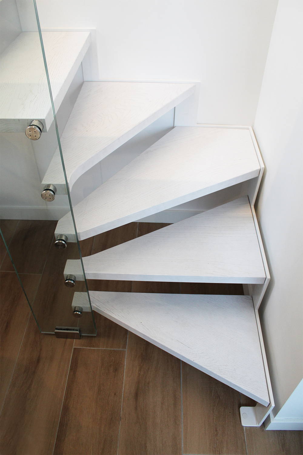 escalera_zancas_laterales_y_vidrio_con_madera_en_color_blanco_cepillado.jpg