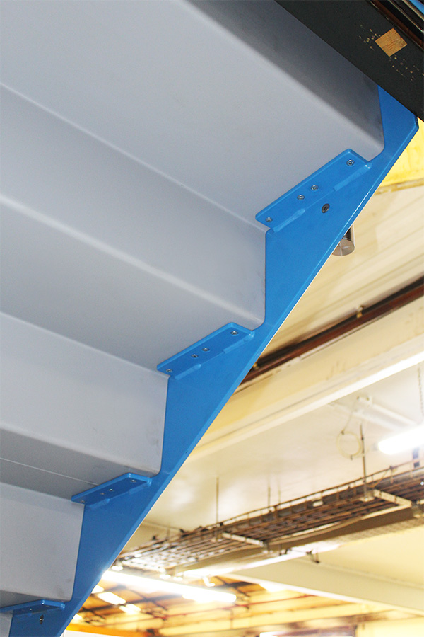 escaleras_de_chapa_continua_y_zancas_laterales_en_acero_pintado_azul.jpg